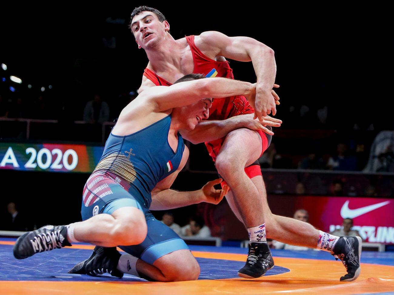 Новіков (у червоному) у фіналі переміг Льорінца (у синьому) з рахунком 7:1