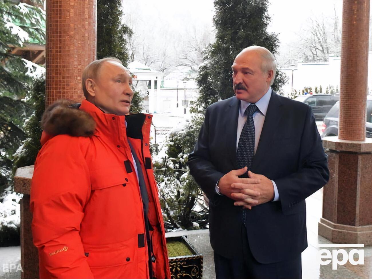 После отказа Лукашенко (справа) Путин (слева) начал оказывать давление на экономику Беларуси, отмечает&nbsp;Bloomberg