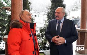 После отказа Лукашенко (справа) Путин (слева) начал оказывать давление на экономику Беларуси, отмечает Bloomberg