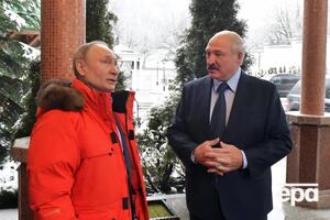 После отказа Лукашенко (справа) Путин (слева) начал оказывать давление на экономику Беларуси, отмечает Bloomberg