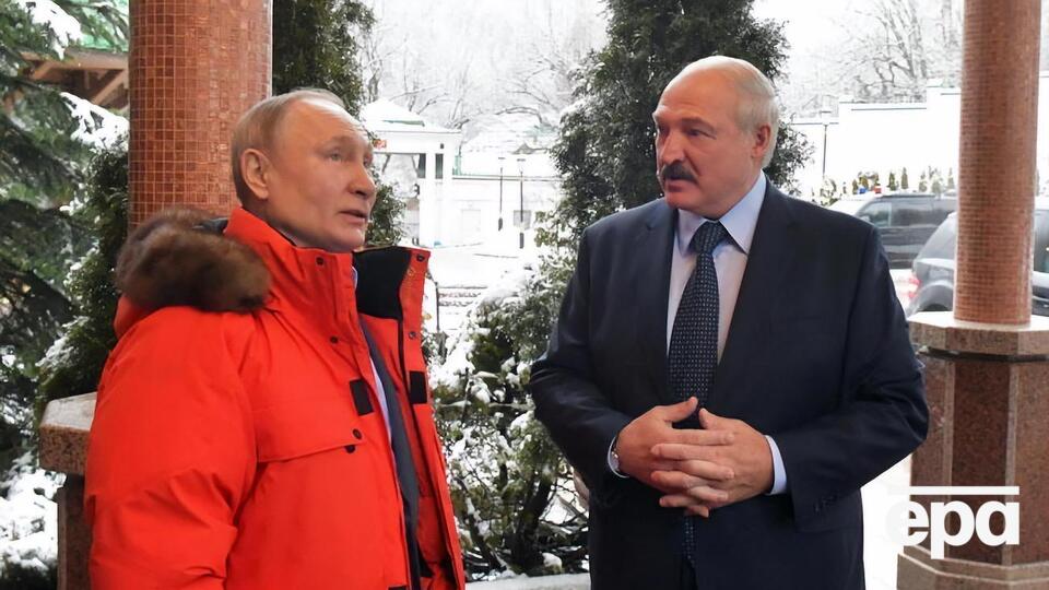 После отказа Лукашенко (справа) Путин (слева) начал оказывать давление на экономику Беларуси, отмечает Bloomberg