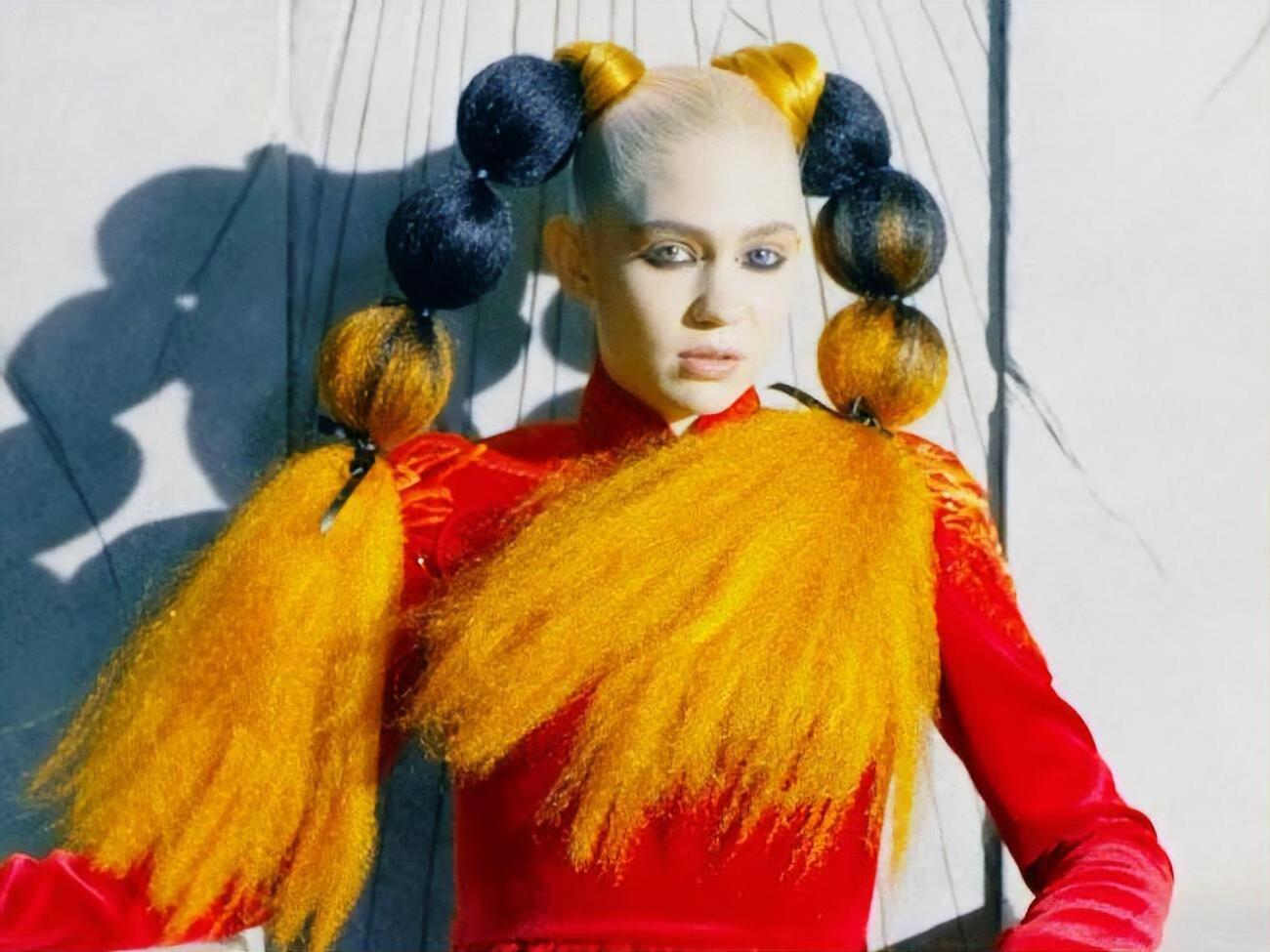 У ролику&nbsp;Ґраймс постала в червоній сукні на тлі інопланетного пейзажу