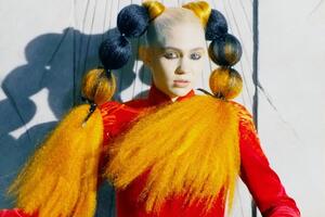 У ролику Ґраймс постала в червоній сукні на тлі інопланетного пейзажу