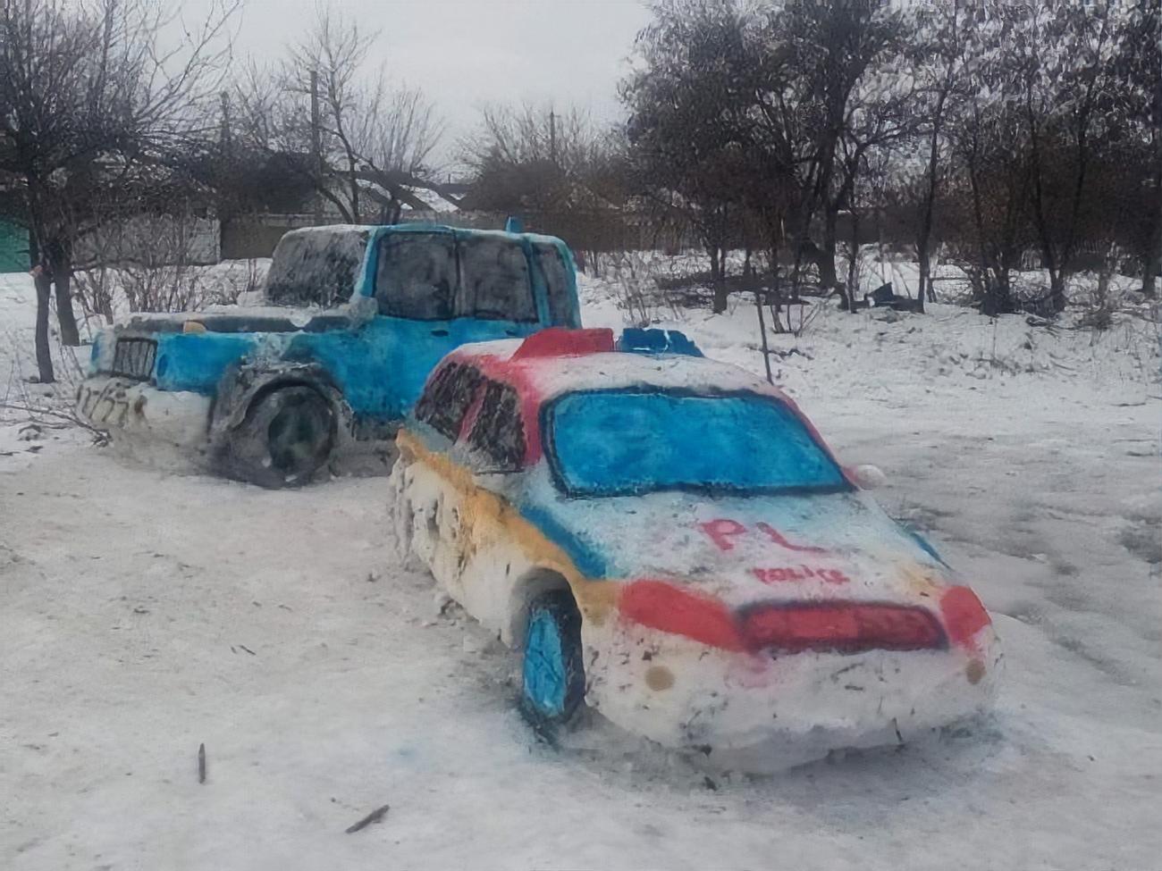 В Днепре из снега слепили полицейский Prius. На следующий день рядом появился внедорожник Mercedes