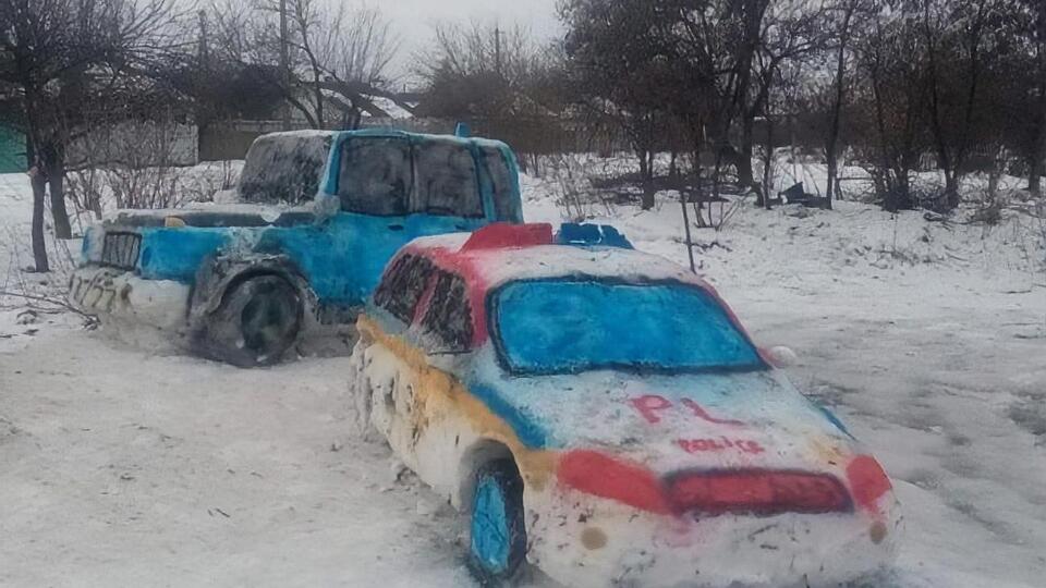 У Дніпрі зі снігу зліпили поліцейський Prius. Наступного дня поруч з'явився позашляховик Mercedes