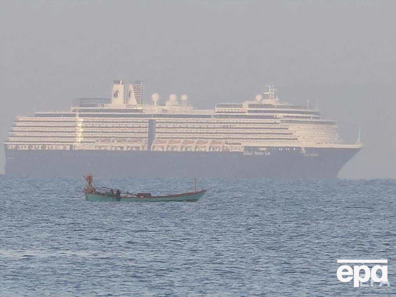 На борту лайнера находятся 1455 пассажиров и 802 члена экипажа