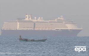 На борту лайнера находятся 1455 пассажиров и 802 члена экипажа