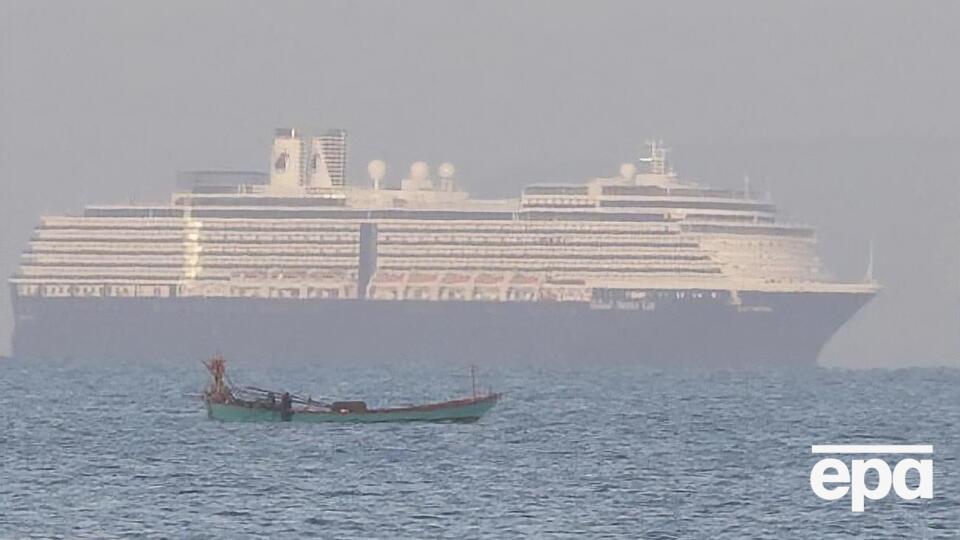 На борту лайнера наразі 1455 пасажирів і 802 члени екіпажу