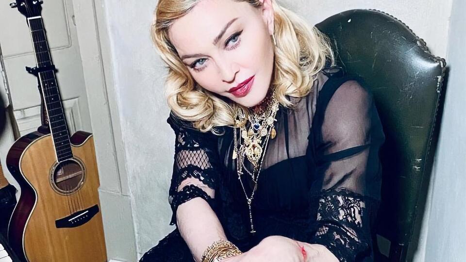 На своей странице в Instagram Мадонна призналась, что вынуждена использовать трость