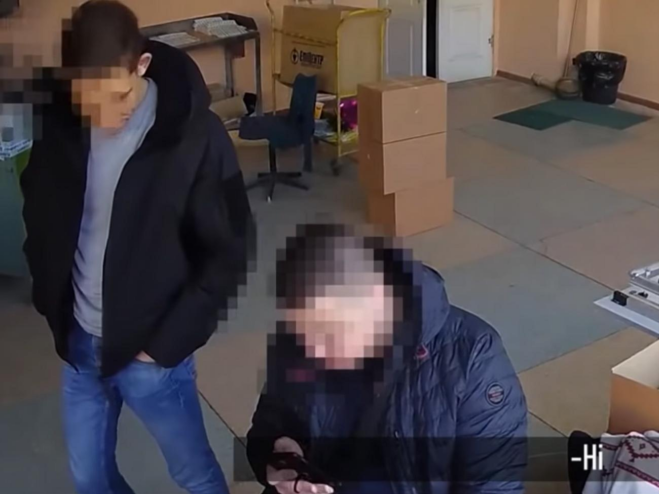 Полицейские сломали камеру наблюдения, когда заметили съемку