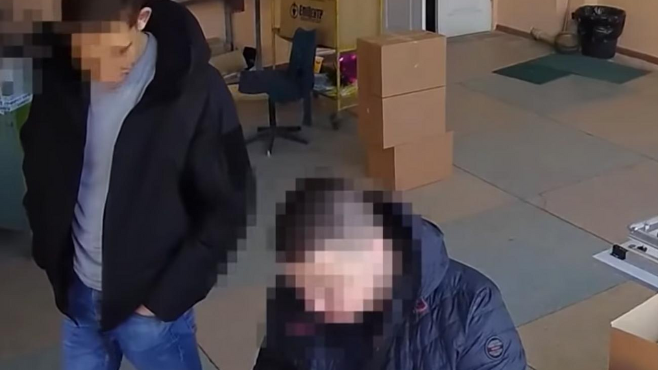 Полицейские сломали камеру наблюдения, когда заметили съемку