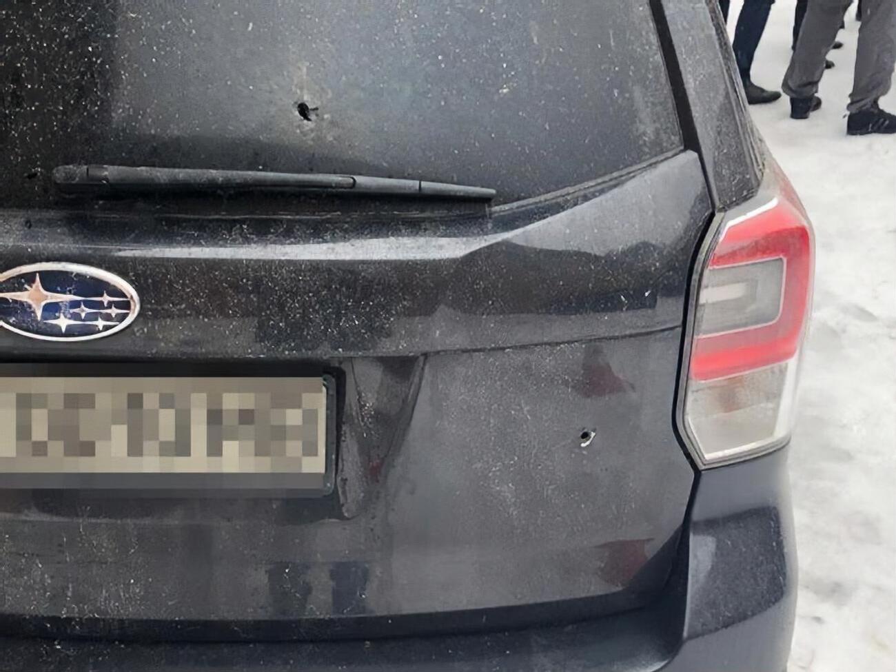 Следы от пуль в стекле и в корпусе Subaru