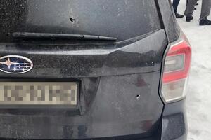 Следы от пуль в стекле и в корпусе Subaru