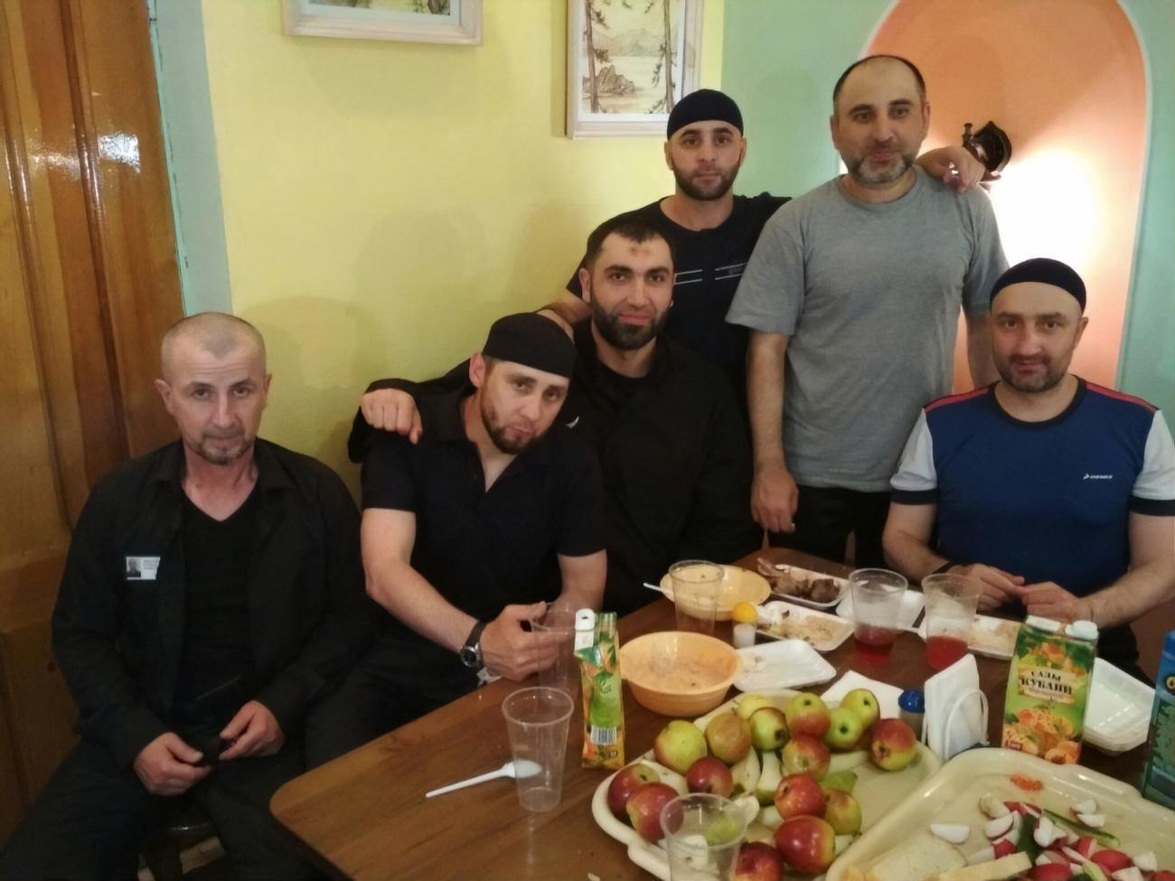 Дадаев (второй слева) попал на групповое фото из колонии для бывших сотрудников силовых структур