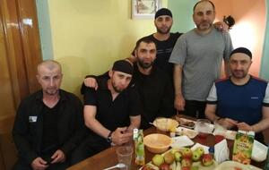 Дадаев (второй слева) попал на групповое фото из колонии для бывших сотрудников силовых структур