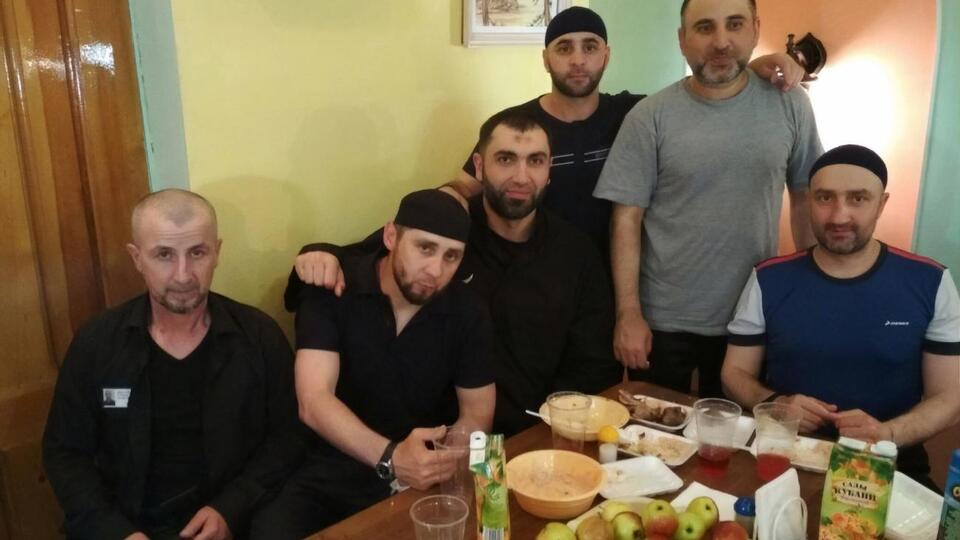Дадаєв (другий ліворуч) потрапив на групове фото з колонії для колишніх співробітників силових структур