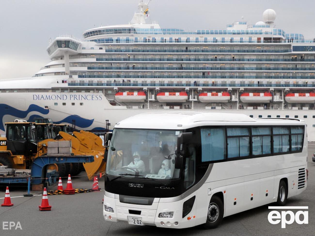 Автобус забрав 11 осіб із Diamond Princess