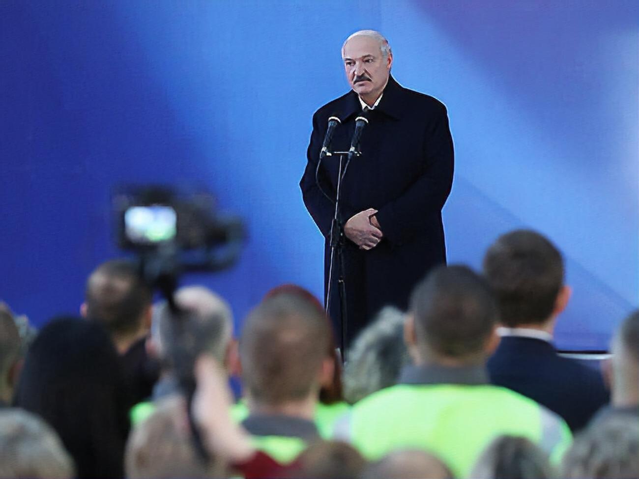 Лукашенко розповів працівникам целюлозно-картонного комбінату про свої переговори з Путіним