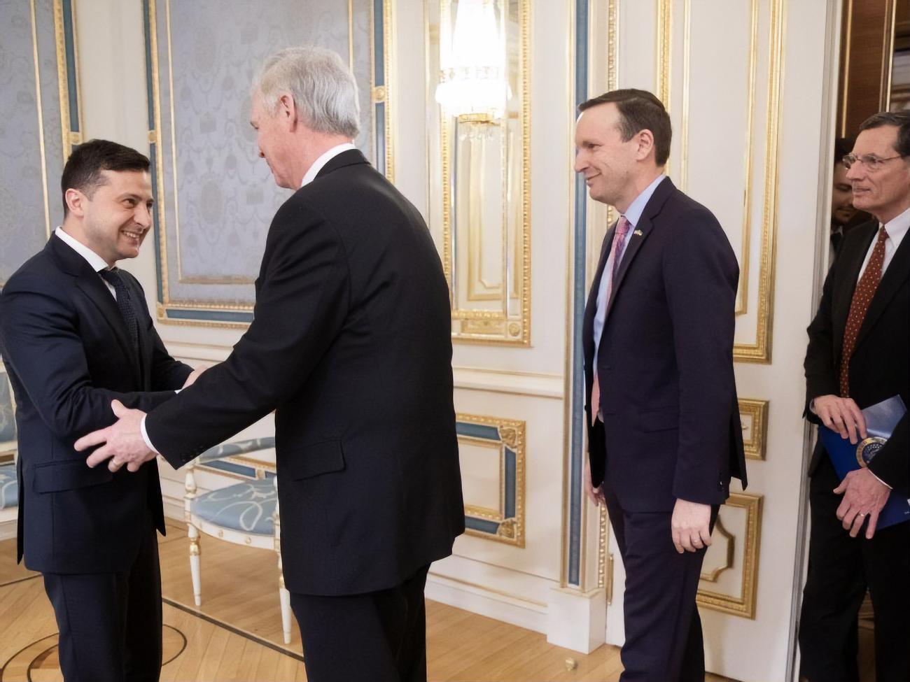 Зеленський (ліворуч) – сенаторам: Ми знаємо, що представники обох партій США підтримують Україну