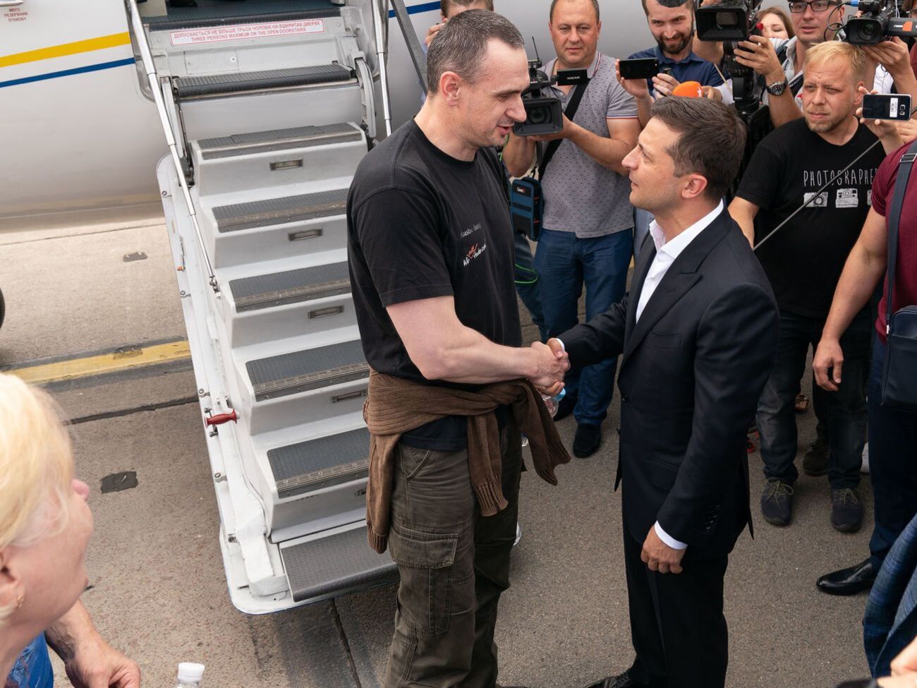 Сенцов (на фото слева) и Зеленский стали самыми положительно оцененными фигурами