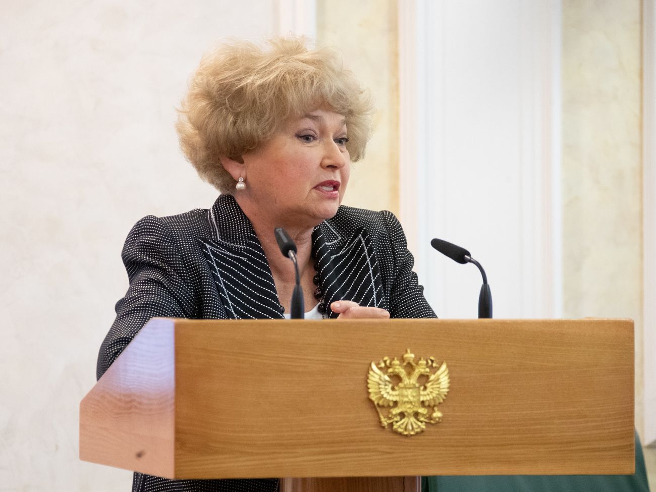 Нарусова считает, что происходит "принуждение к голосованию"