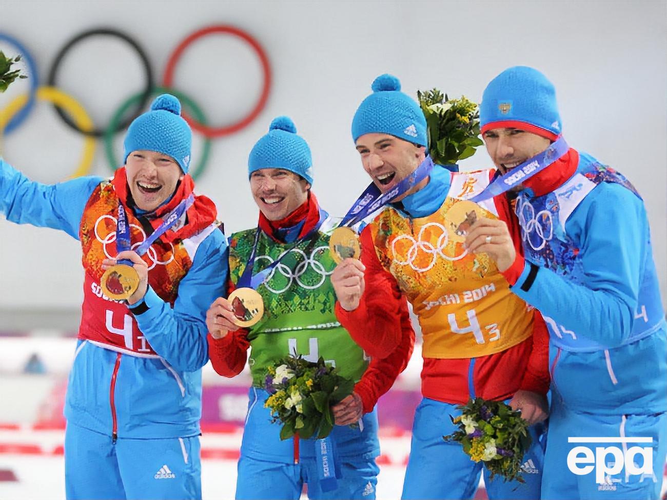 Устюгов (второй слева) и его партнеры лишены золотых медалей мужской эстафеты на Олимпиаде 2014