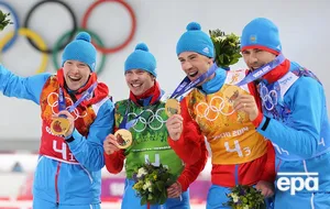 Устюгов (второй слева) и его партнеры лишены золотых медалей мужской эстафеты на Олимпиаде 2014