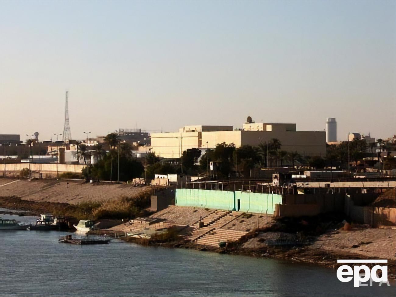 На территорию посольства США в Ираке попало несколько ракет