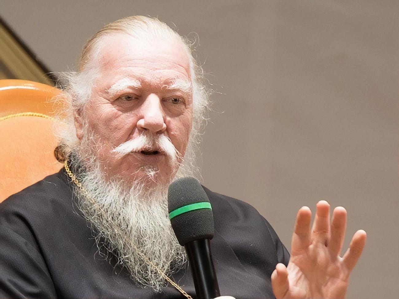 Протоієрей РПЦ Смирнов назвав жінок у цивільному шлюбі "безкоштовними повіями"