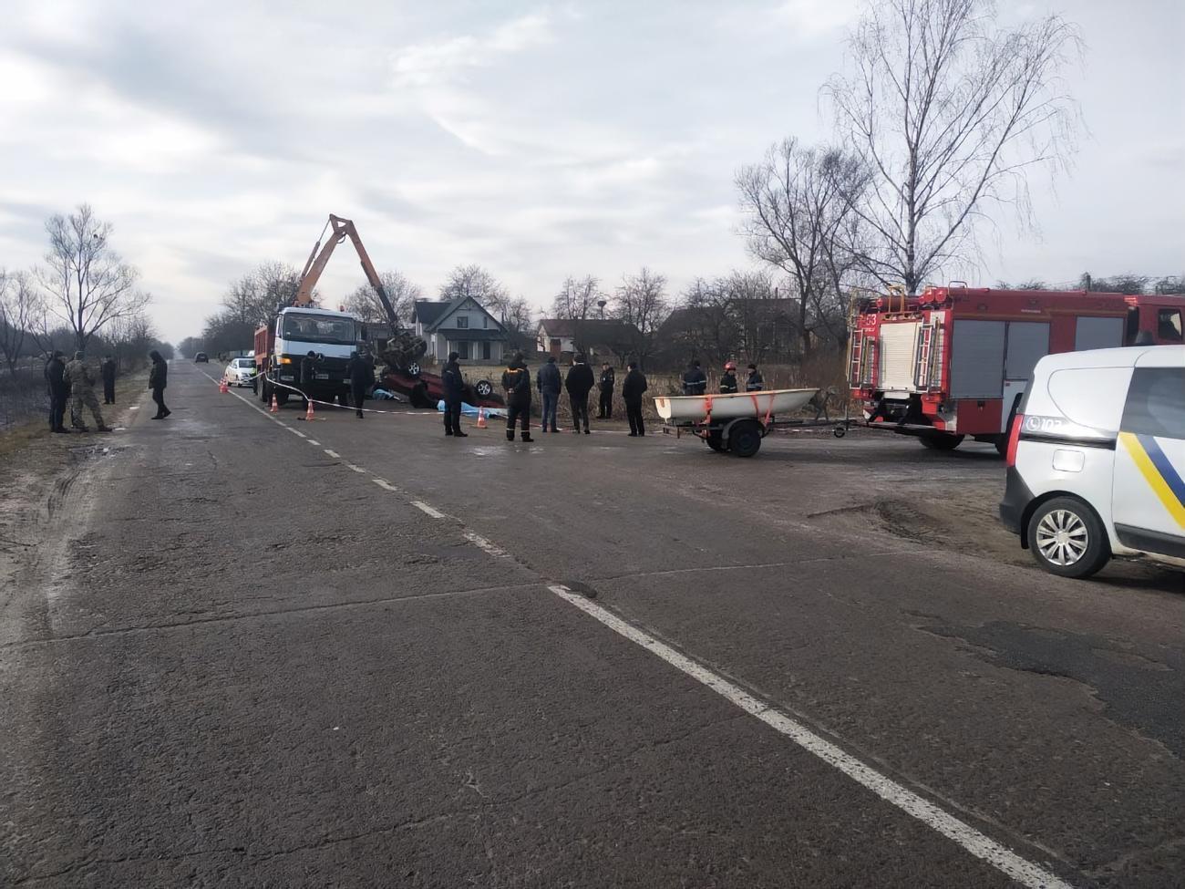 Водитель и три пассажира автомобиля погибли на месте