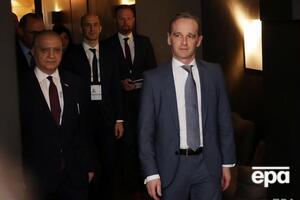 Маас (справа) пригрозил странам, нарушающим эмбарго на поставки оружия в Ливию, санкциями