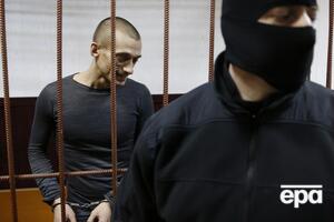 Павленський (ліворуч) дістав політичний притулок у Франції у 2017 році
