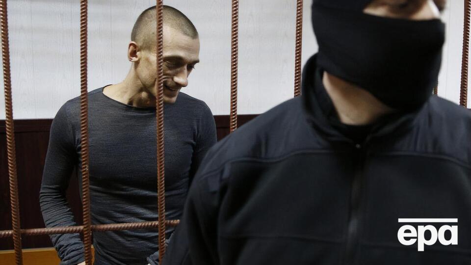 Павленский (слева) получил политическое убежище во Франции в 2017 году