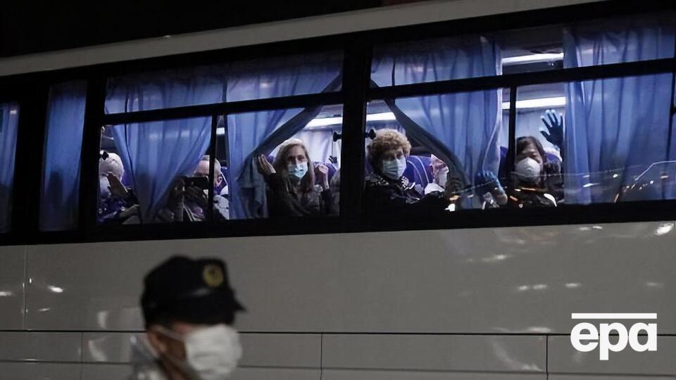 По прибытии на родину пассажиров лайнера проверят медики