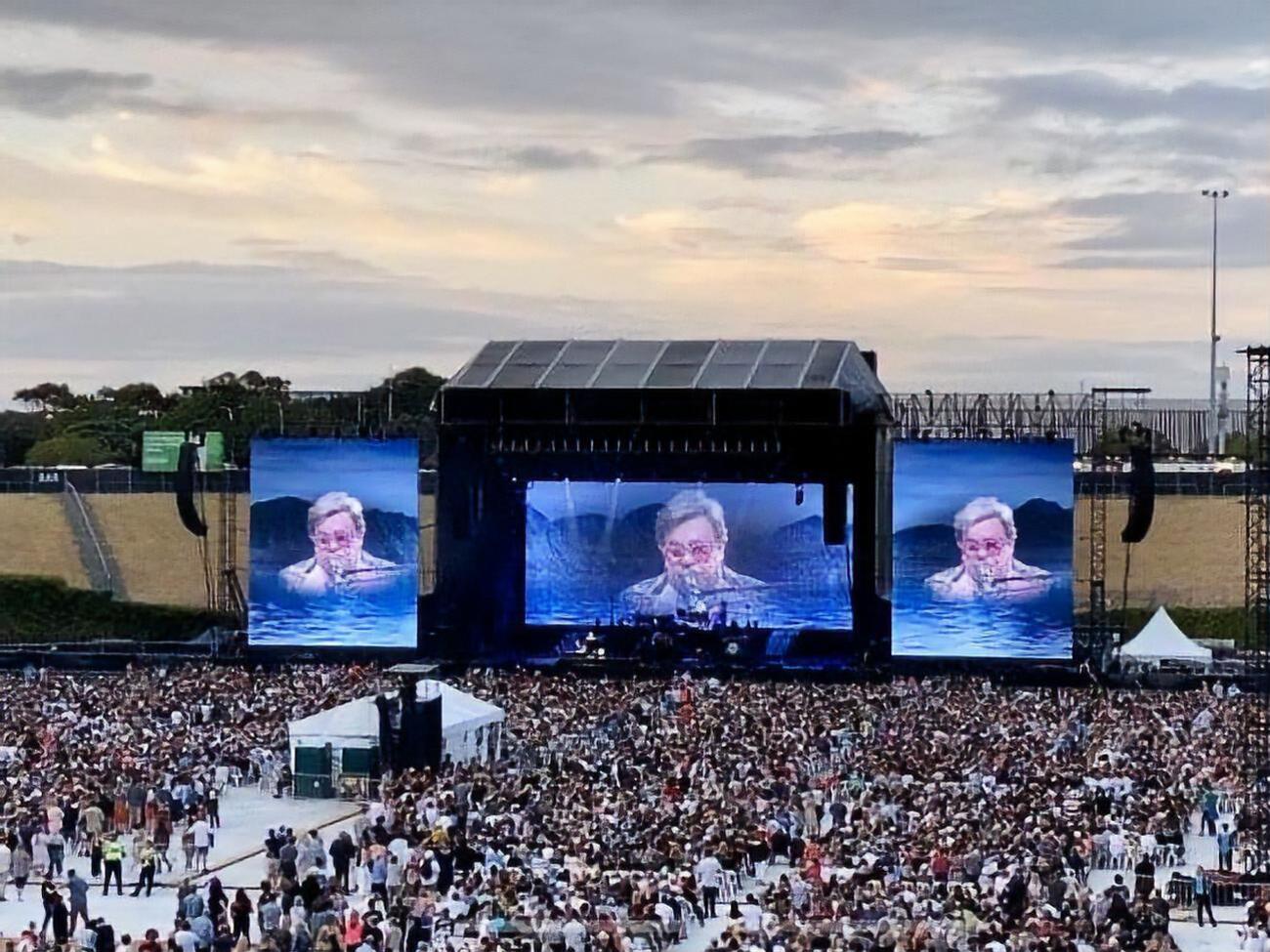 Напередодні гастрольного туру Farewell Yellow Brick Road Елтон Джон захворів на пневмонію