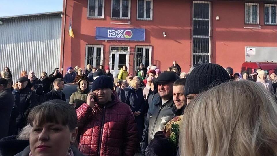 У Яворівській районній державній адміністрації закликали людей припинити паніку