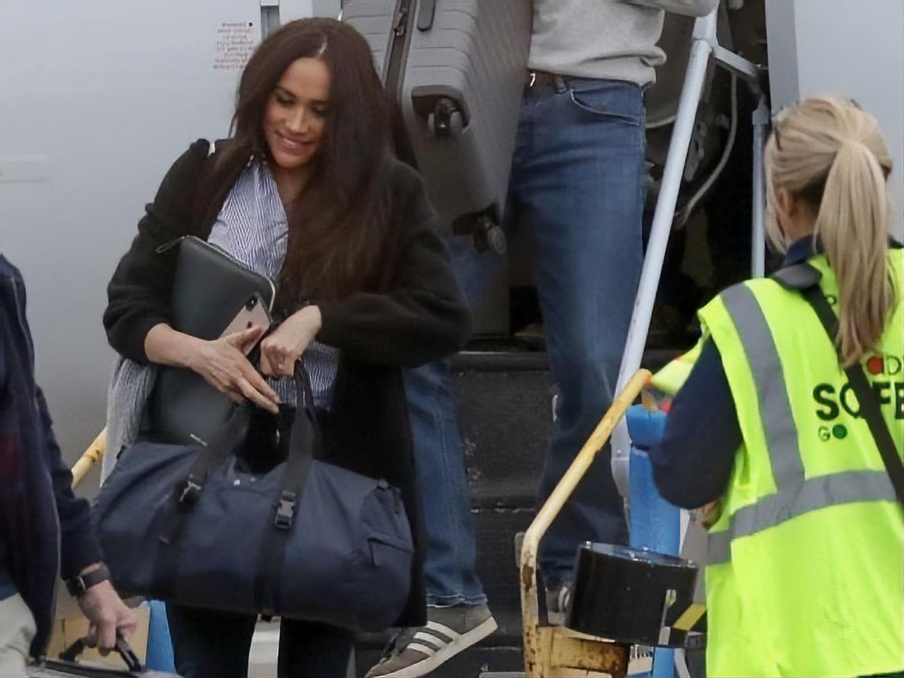 Мєган Маркл и принц Гарри прилетели в Канаду коммерческим рейсом