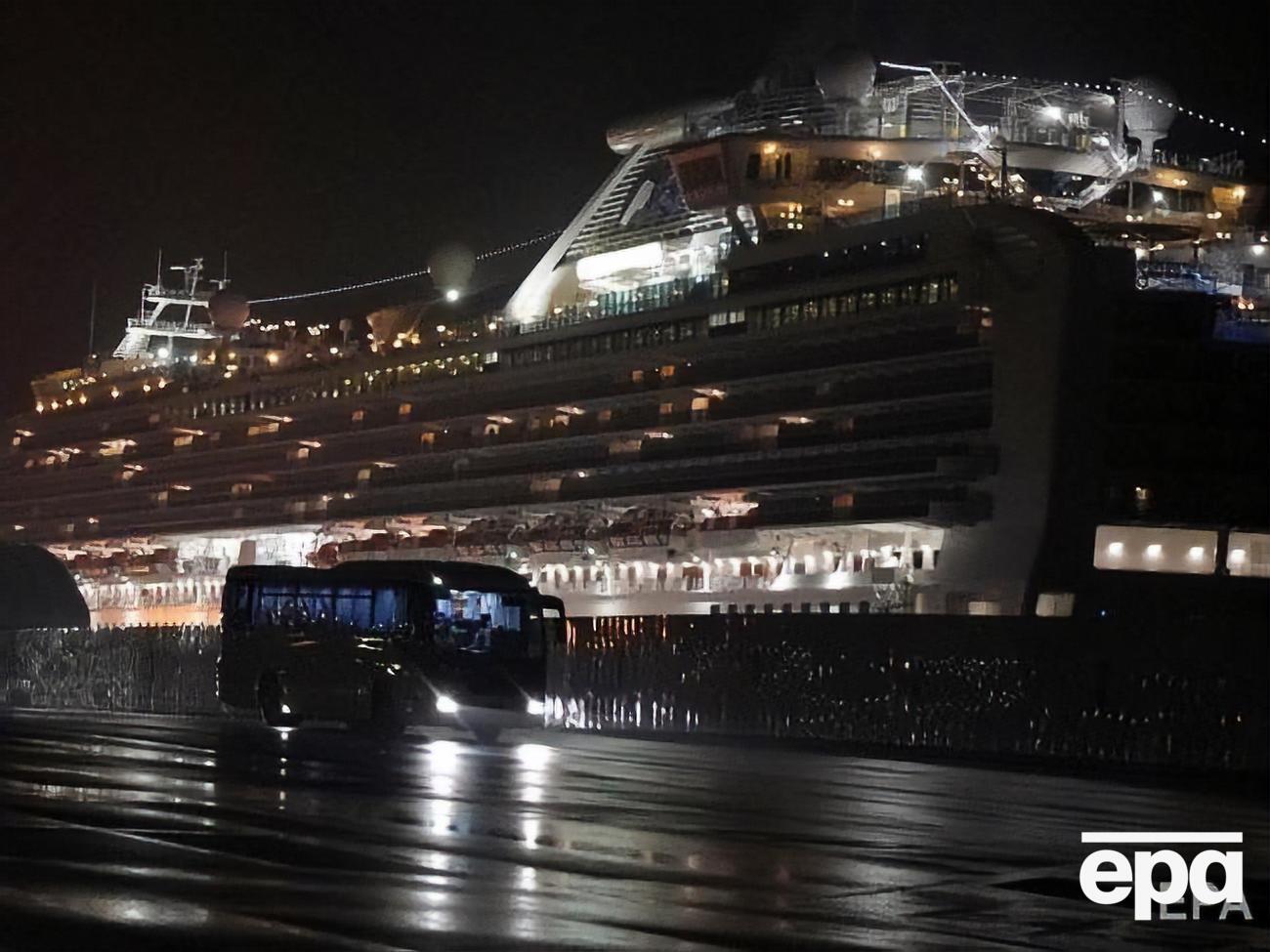 Все 25 граждан Украины, находящихся на лайнере, являются членами экипажа. Двое из них заразились коронавирусом