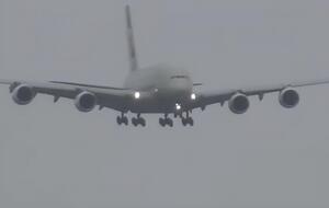 Из-за сильных порывов ветра самолет "зависал" над полосой