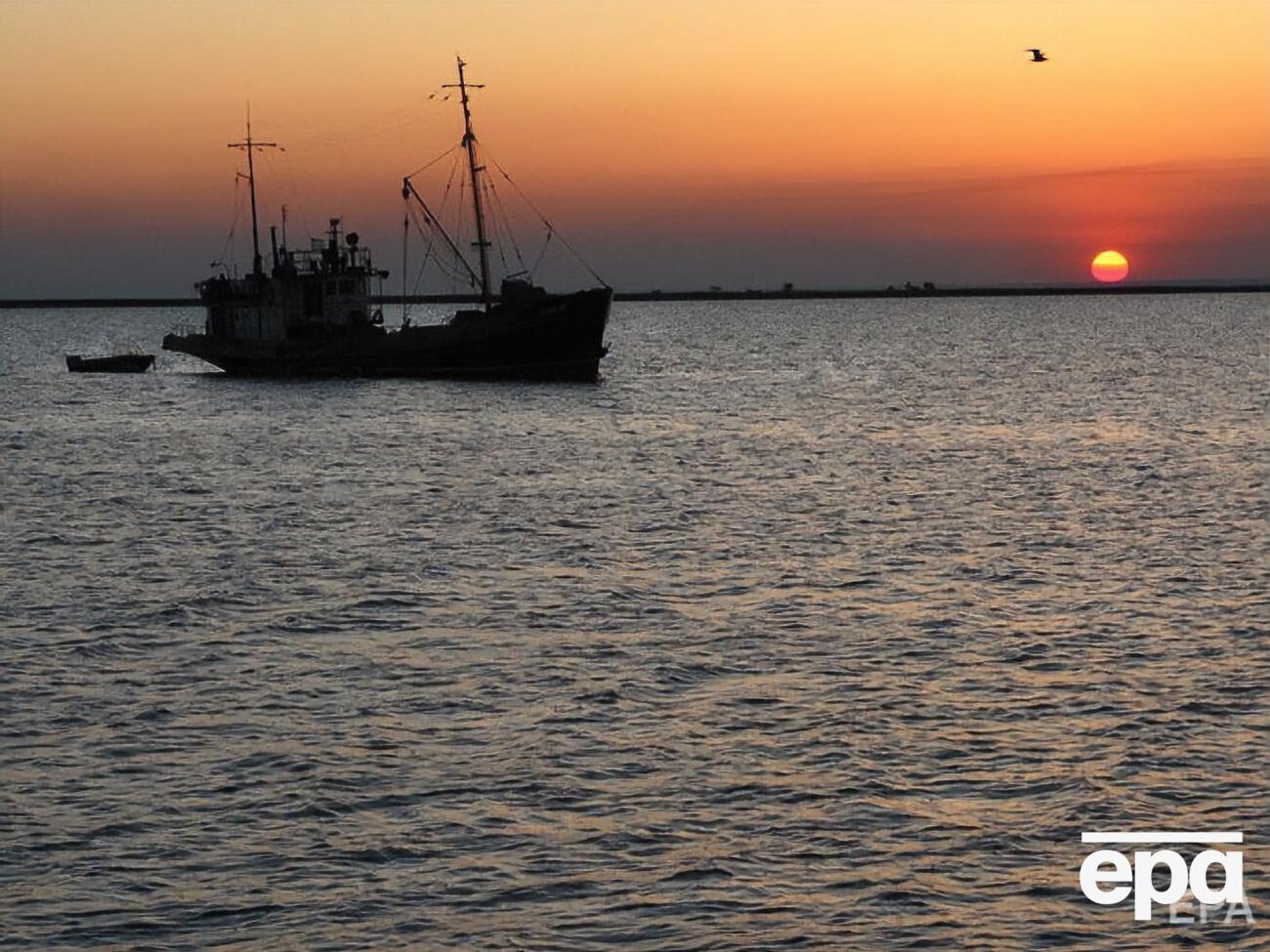 Украинских рыбаков задержали 15 февраля в Азовском море, на следующий день "суд" в аннексированном Крыму арестовал их на 10 суток