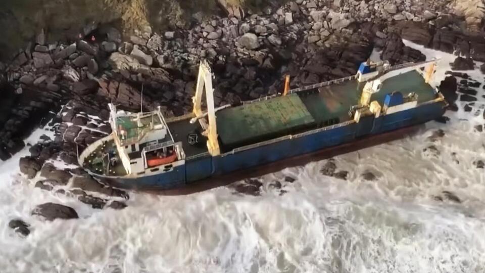 К берегу Ирландии прибило судно, которое дрейфовало в океане с 2018 года