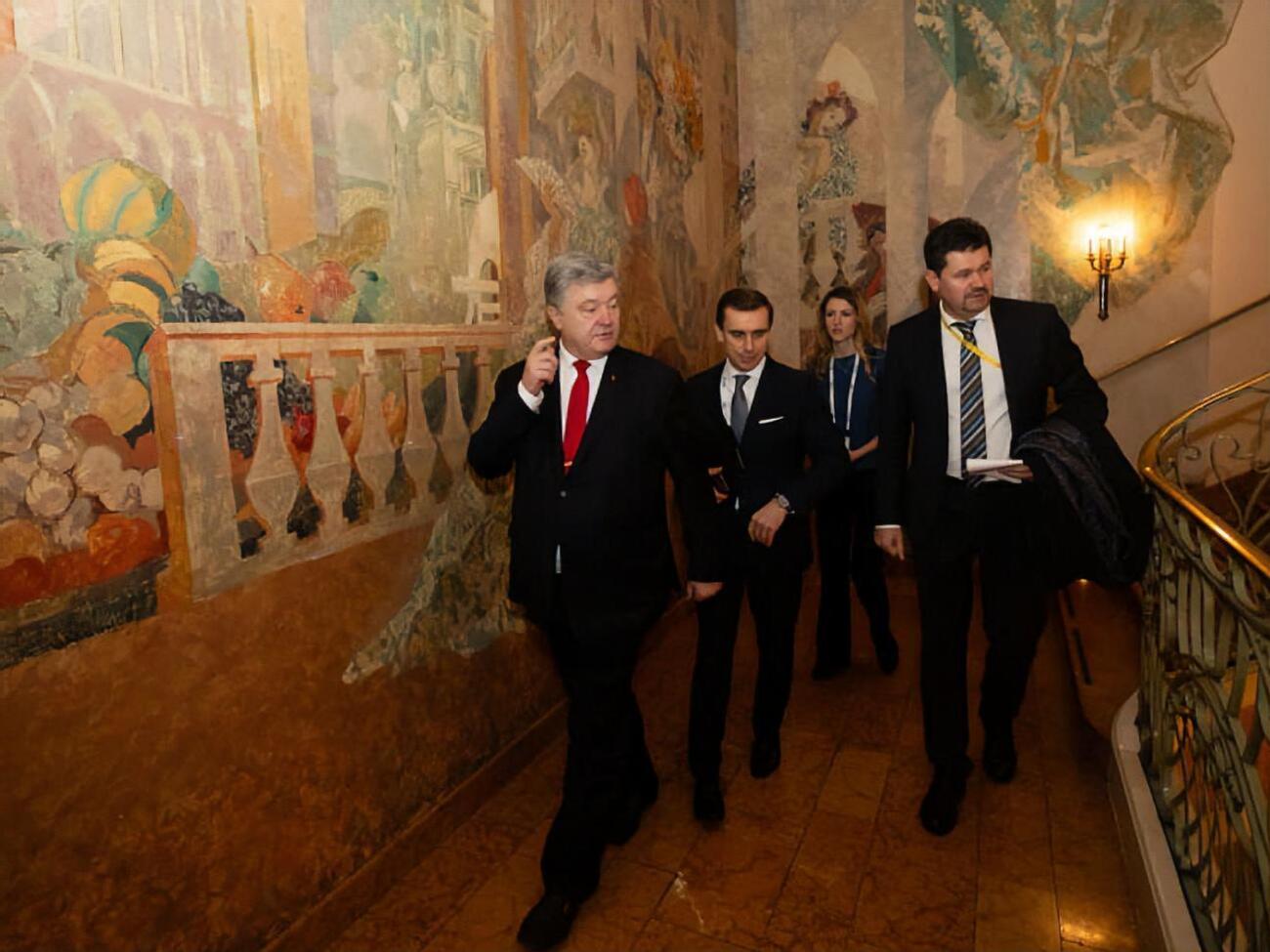 У команді Порошенка кажуть, що він провів приблизно 30 зустрічей у Мюнхені, але побачити Зеленського йому не дали