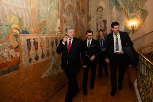 У команді Порошенка кажуть, що він провів приблизно 30 зустрічей у Мюнхені, але побачити Зеленського йому не дали