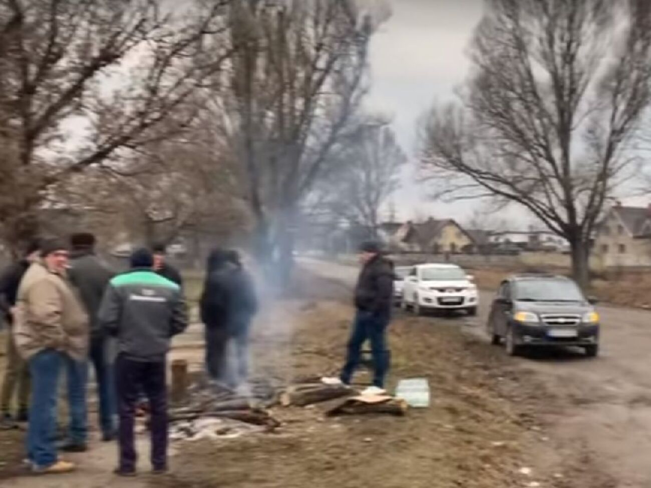Возле дороги дежурит около 15 человек