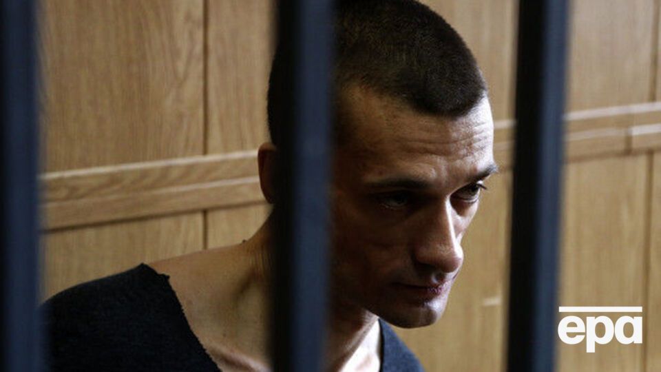Павленский известен эпатажными протестными акциями
