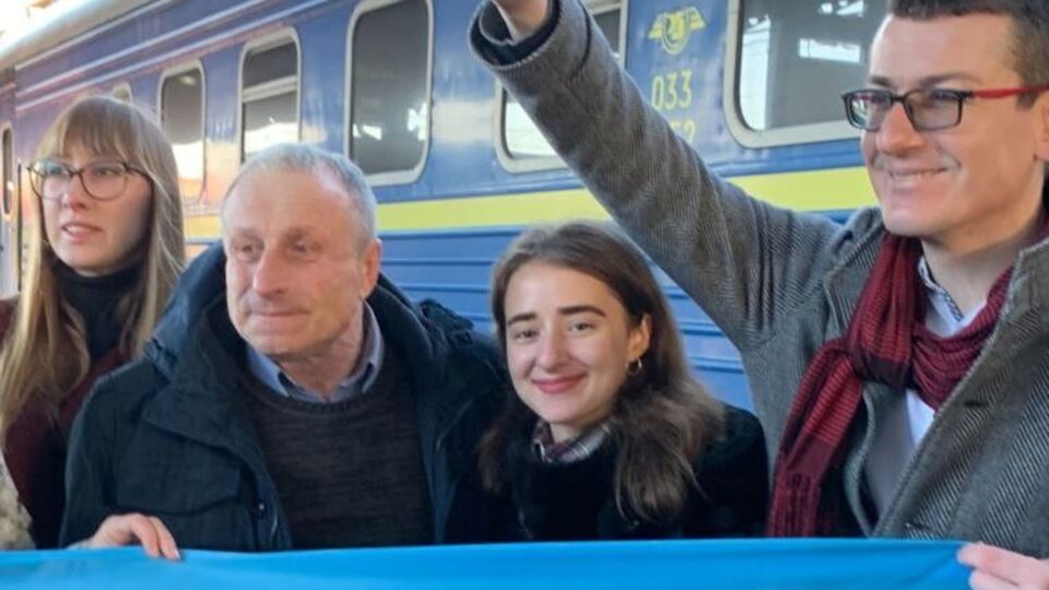 Семена приїхав на материкову Україну