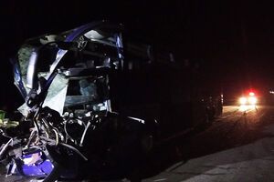 В автобусі розбито передню частину