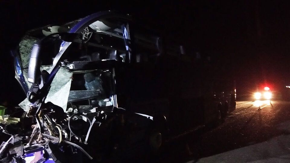 У автобуса разбита передняя часть
