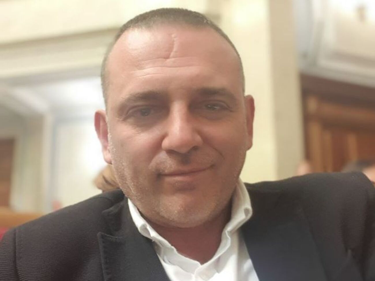 Бужанский сидел, когда все встали