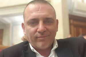 Бужанский сидел, когда все встали